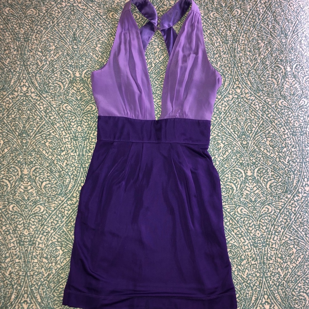 Plunge neck dress w/button neck closure & pockets